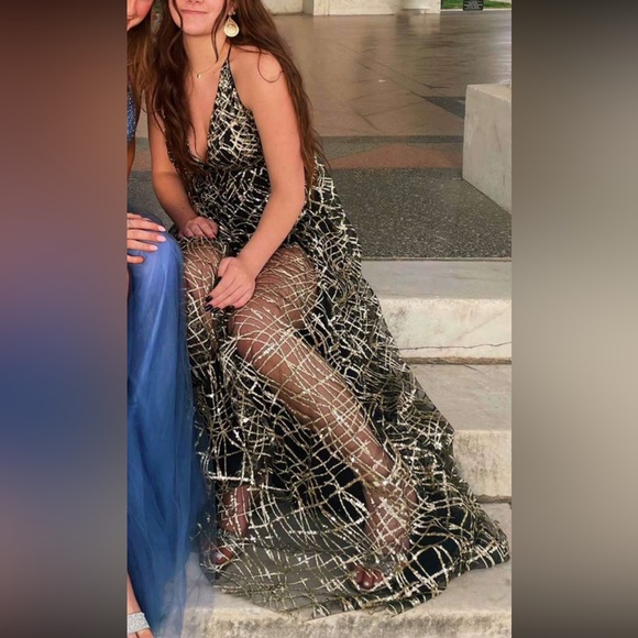 Beautiful Black and Gold Prom Dress Size 4 - Picture 2 of 4